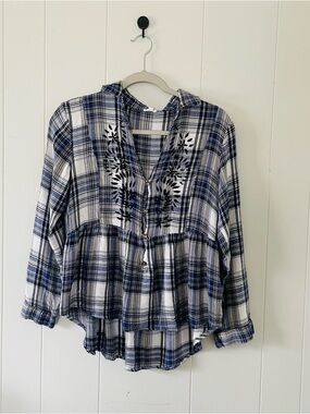 En Creme Blue and White Plaid Embroidered Peasant Blouse